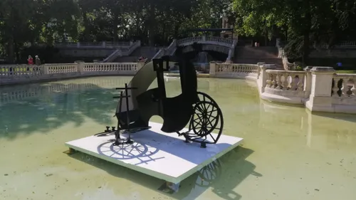 Un carrosse accidenté exposé au jardin Darcy